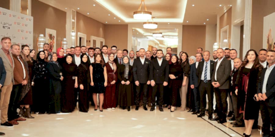 Geleneksel yıl sonu kutlama yemeğimizde 10’uncu yılını tamamlayan çalışma arkadaşlarımıza kıdem ödüllerini taktim ettik.